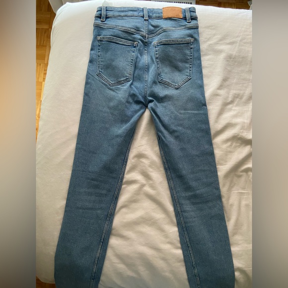 ZARA MEDIUM WASH JEANS - Picture 2 of 3